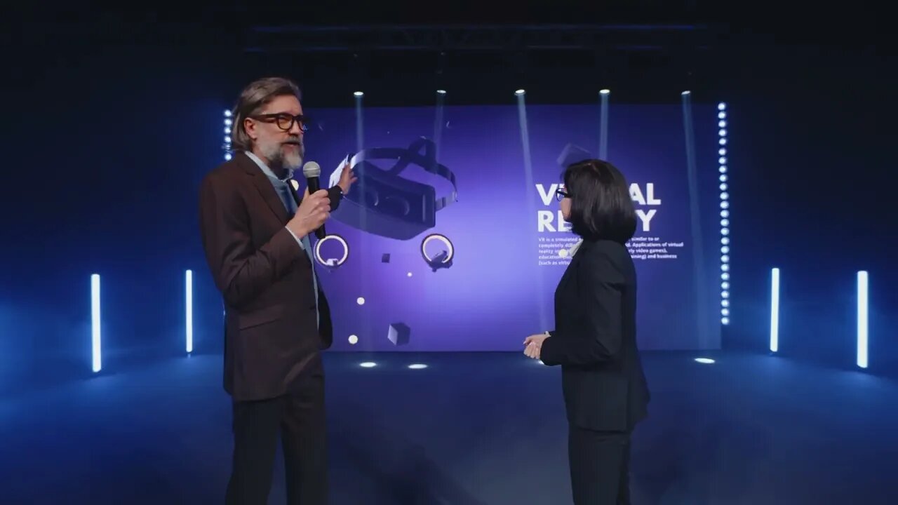 uma apresentadora entrevistando um desenvolvedor de um novo dispositivo de realidade aumentada