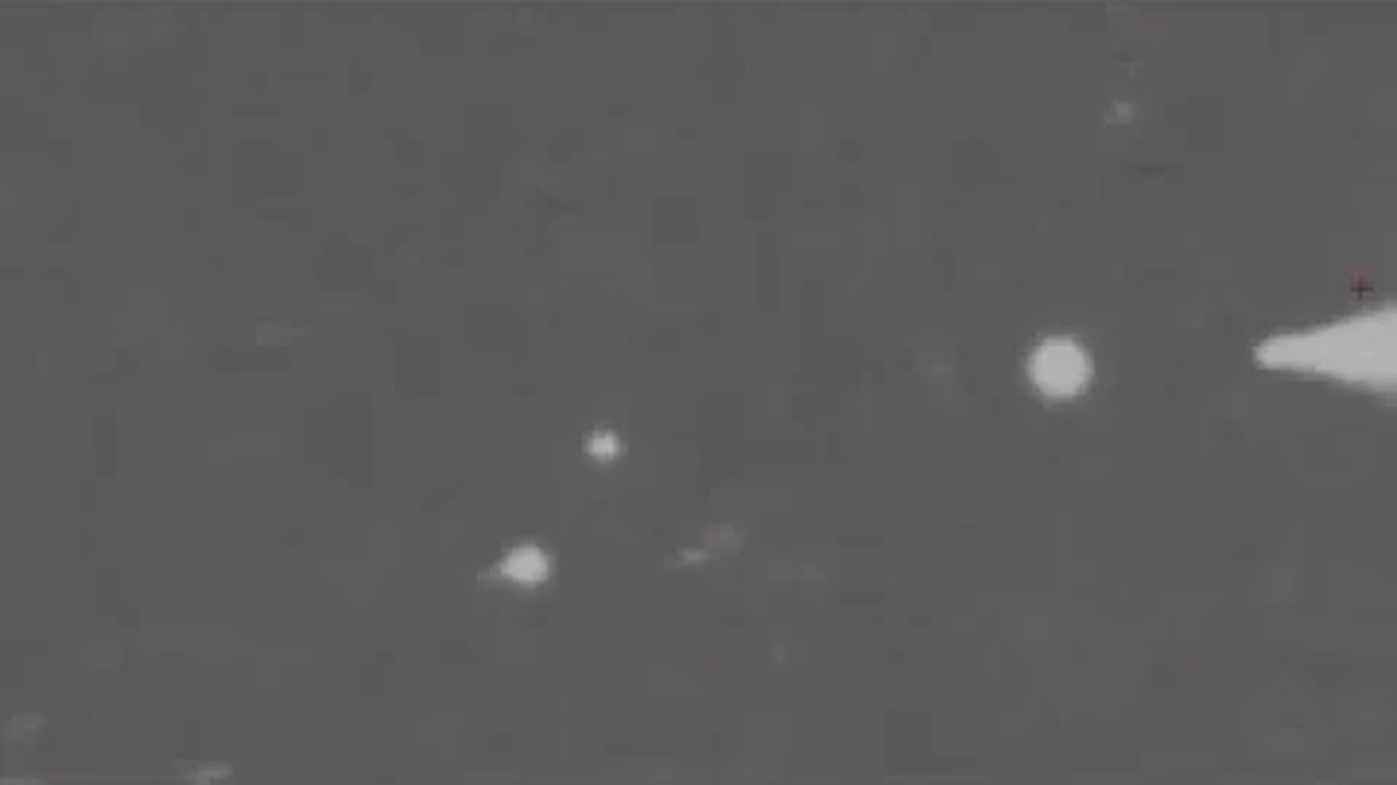 Jet over UFO/ Starlink/ 2 Objects much lower brighter than others