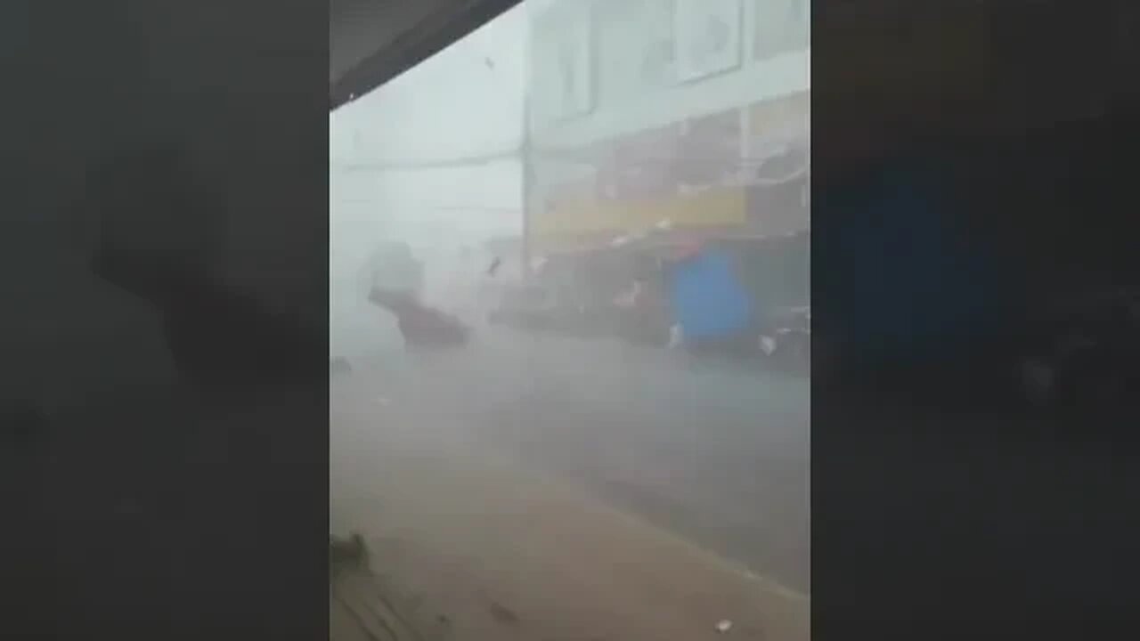 chuva em Goiás na feira hip arrasta tenda pela rua com vento muito forte