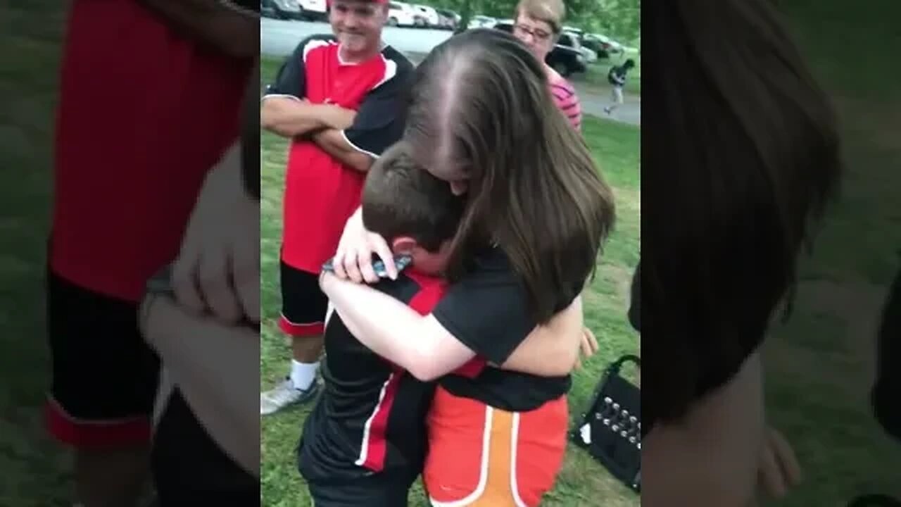 Army sister surprises little brother at ballgame