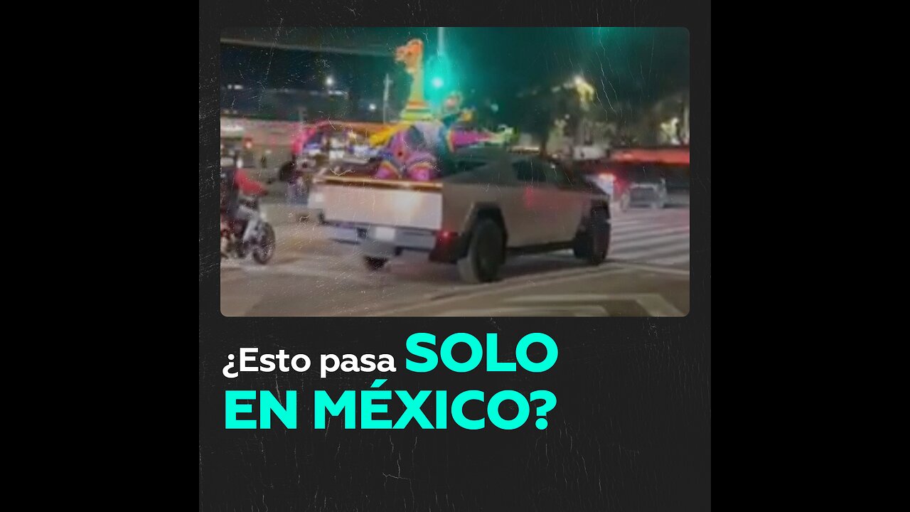 Una Cybertruck transporta una enorme piñata por las calles de México