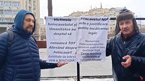 Mihai Rapcea și Mihai Tociu la monumentul Holocaustului