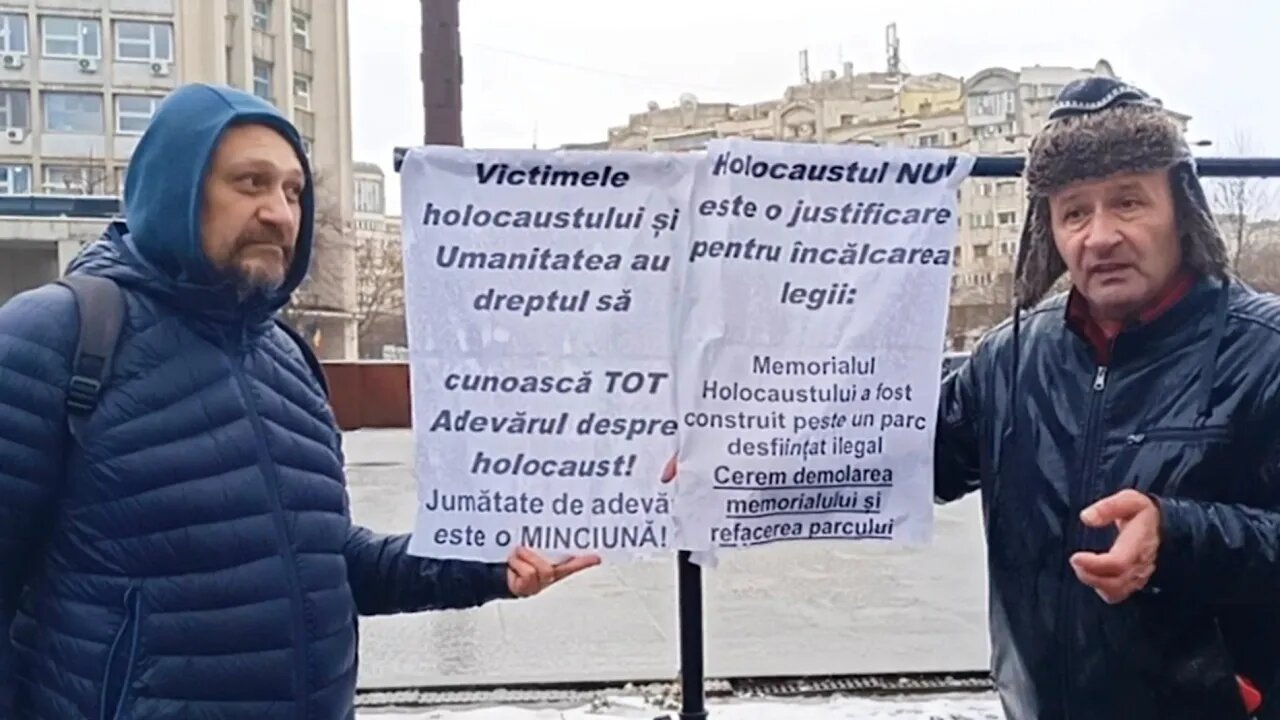 Mihai Rapcea și Mihai Tociu la monumentul Holocaustului