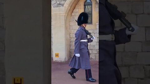 Kings guard scares disrespectful tourists #horseguardsparade