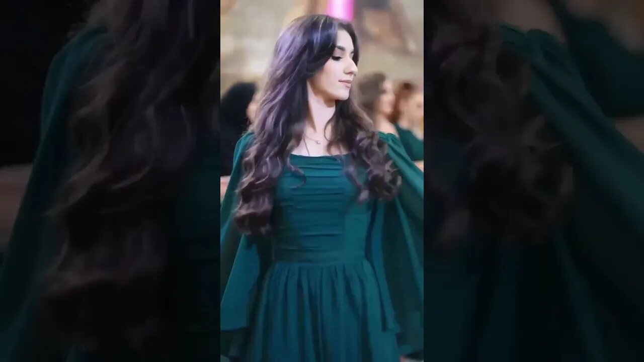 Шикарная девушка. Осетинка танцует на свадьбе.