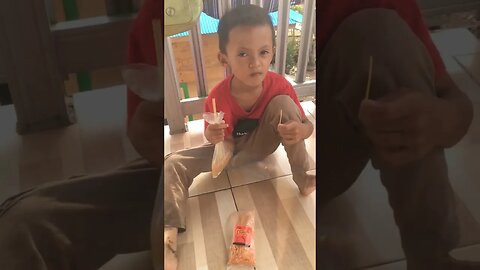 Yazid makan lidi di pinggir kali #tanya yazid #shorts