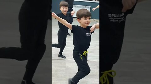МАЛЕНЬКИЕ МАЛЬЧИКИ ТАНЦУЮТ ЛЕЗГИНКУ