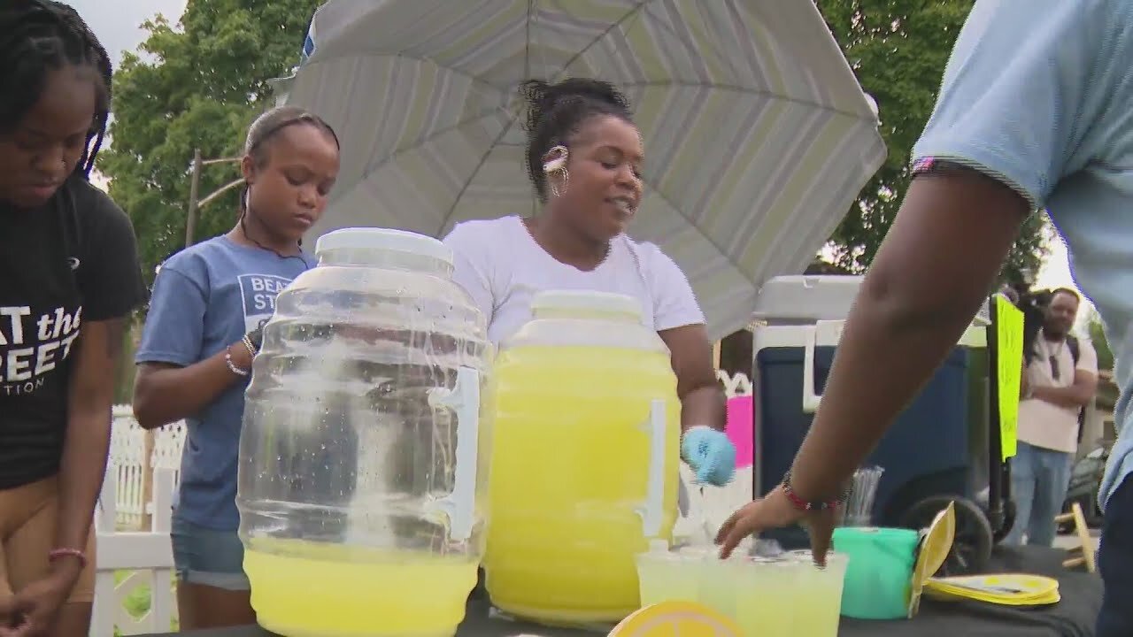 Girls selling lemonade to raise money for Chicago Sky tickets get big surprise