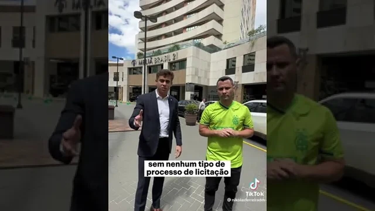 NIKOLAS FERREIRA E CLEITINHO, COBRANDO O LARÁPIO POR MORAR EM HOTEL DE LUXO.