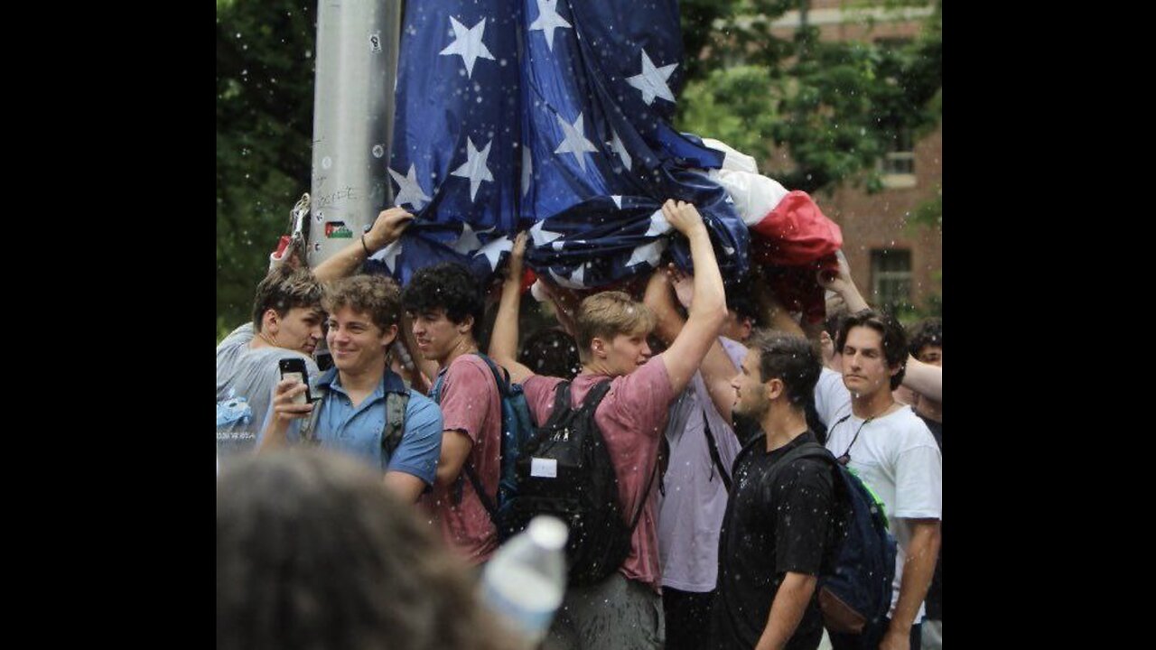 UNC FRATERNITY BROTHERS🇺🇸🏨🫡🏅 PROTECTS THE AMERICAN FLAG🇺🇸🏨💫