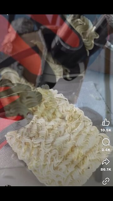 Ramen noodles under a microscope #UCNYNEWS￼