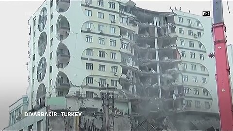 Moment second earthquake hits Turkey caught on live broadcast