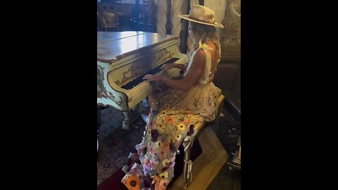 LARA TRUMP💖🇺🇸🌸🎶🎹PLAYS CLASSICAL MUSIC ON MAR~A~LAGO PIANO🇺🇸🎹🎼🏰🇺🇸💫