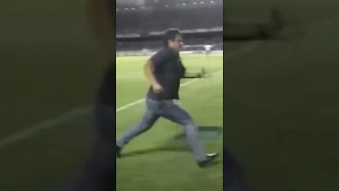 🥋🏁[VOADORA NA PLACA DE PUBLICIDADE?]🏁🥋 TREINADOR MALUCO DÁ VOADORA EM CAMPO #futebol #futebolaovivo