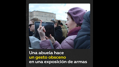 ¿A quién le hace una abuela un gesto obsceno en el centro de Moscú?