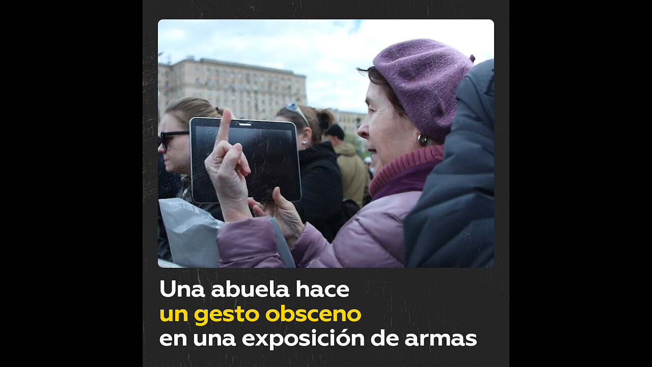 ¿A quién le hace una abuela un gesto obsceno en el centro de Moscú?