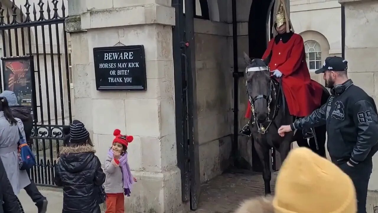 Kings guard shouts at tourist don't touch the Reins #thekingsguard