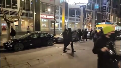 Los Angeles Antifa peacefully smashing business