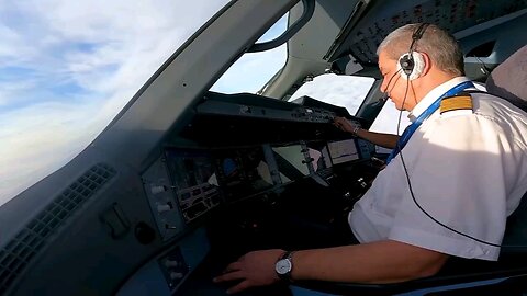 Gli aerei seguono le tue voci a terra e in cielo. La sicurezza del traffico aereo è il tuo lavoro...