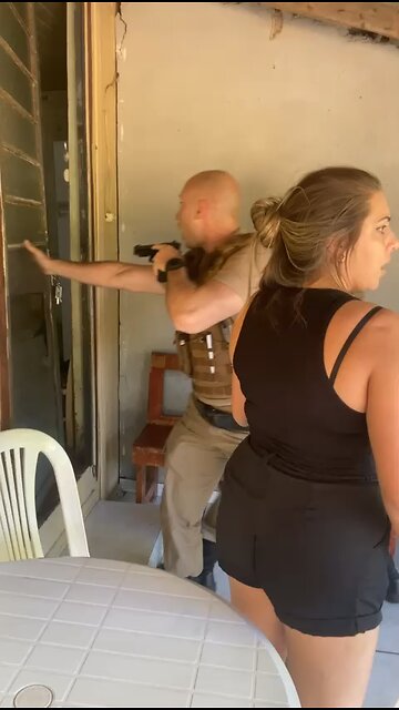 Mais um episódio que PMs são confrontados em uma prisão e apanham de familiares dos presos