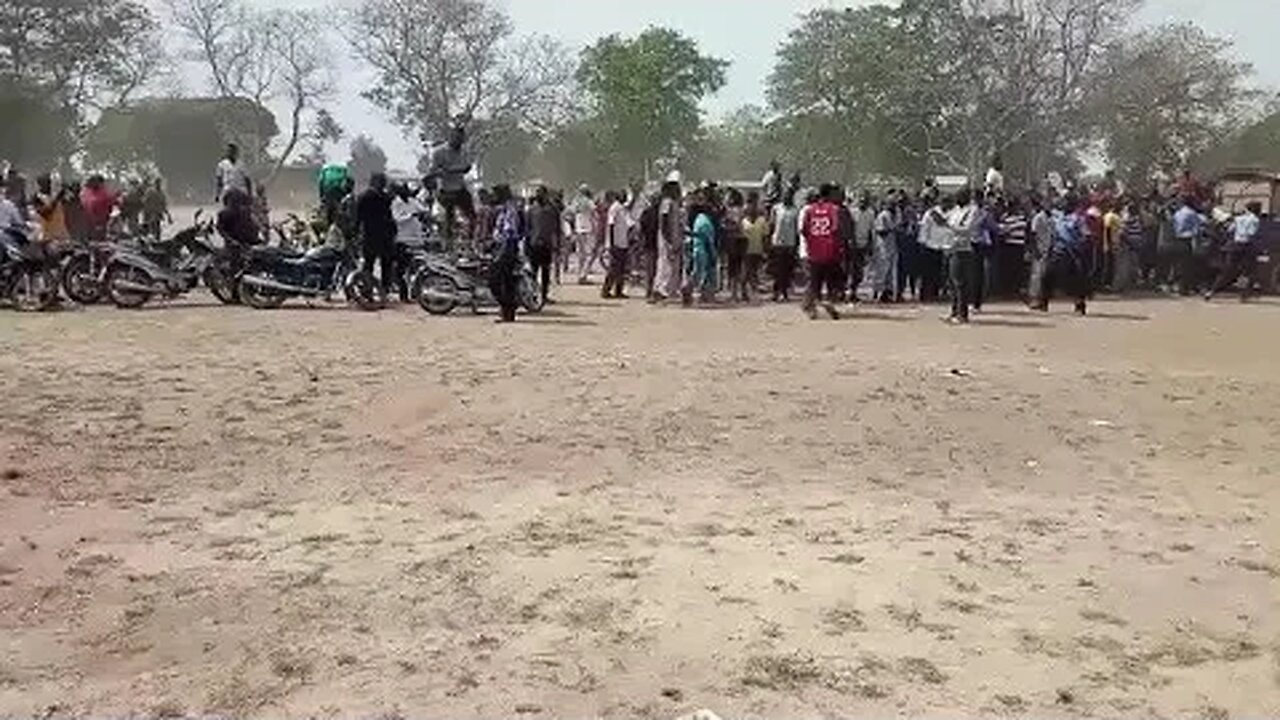 See how Taraba ObiDients stood outside waiting for Peter Obi to pass their path...state