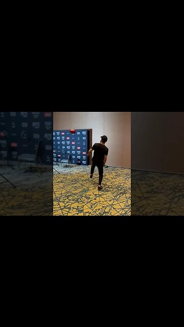 😨 Makhachev est visiblement aussi habile avec ses pieds que dans la confine