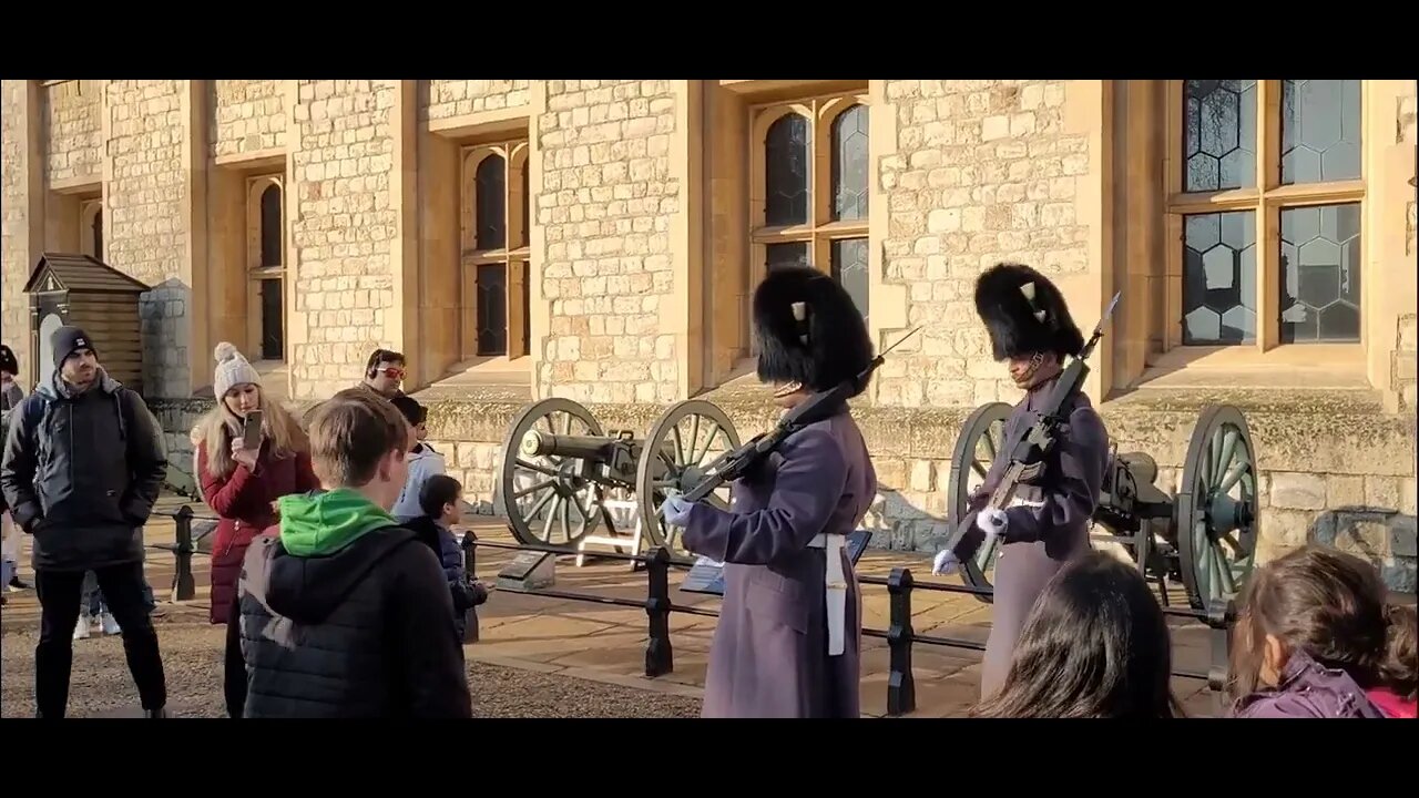 The kings guard shouts at tourist make way #toweroflondon