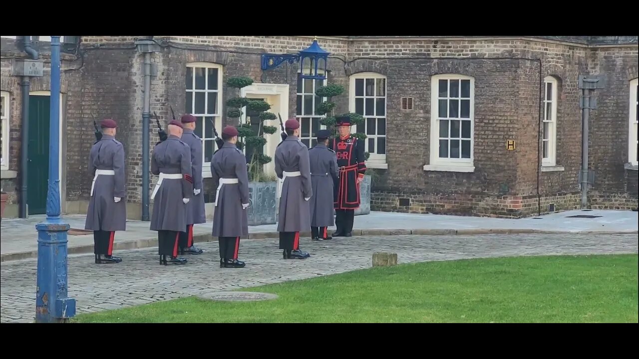 23 Parachute Engineer guards meet with thr beef eater #toweroflondon