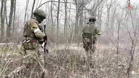 Footage of Russian Naval Infantry advancing in the dacha settlement southeast of Ulgedar