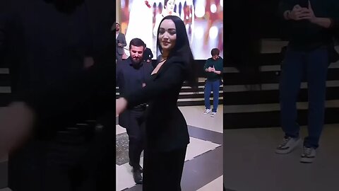 Красивая девушка. Кабардинка на свадьбе танцует.
