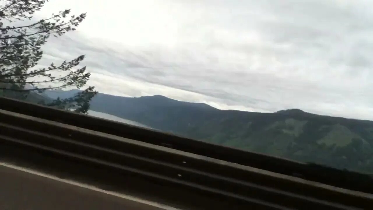 Cape Horn Overlook, Columbia River Gorge, Washington (left) looking at Oregon (right)