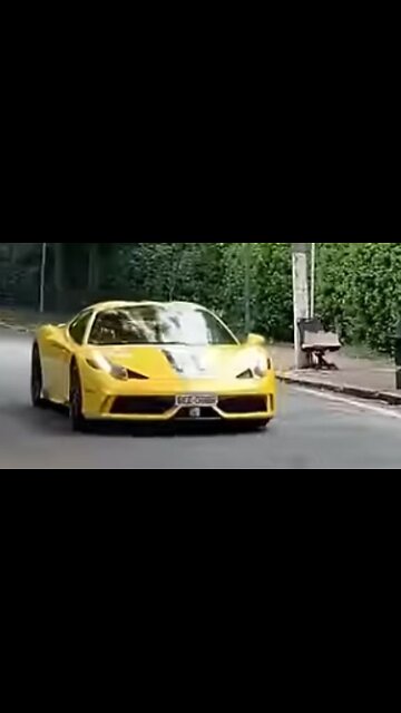 Ferrari 458 saindo de lado