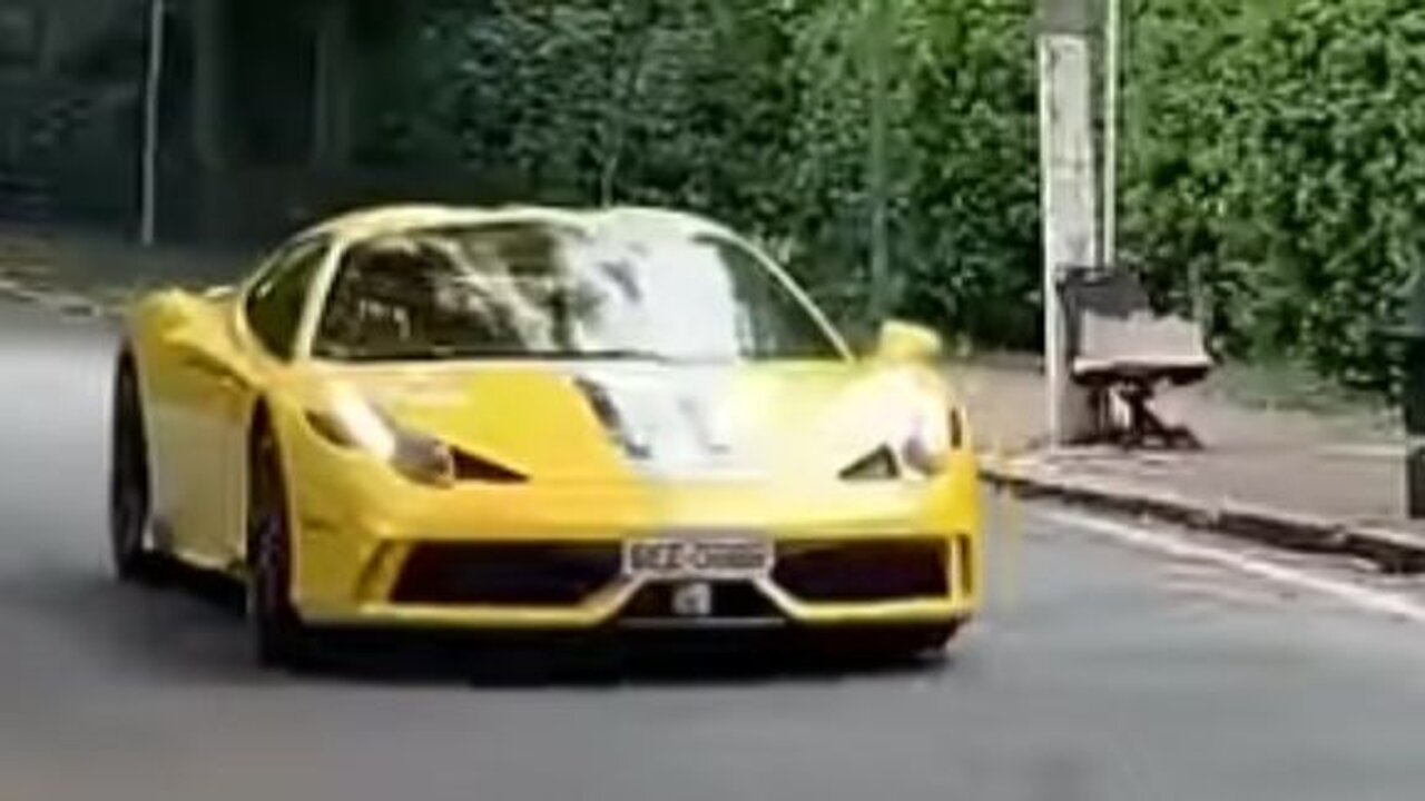 Ferrari 458 saindo de lado