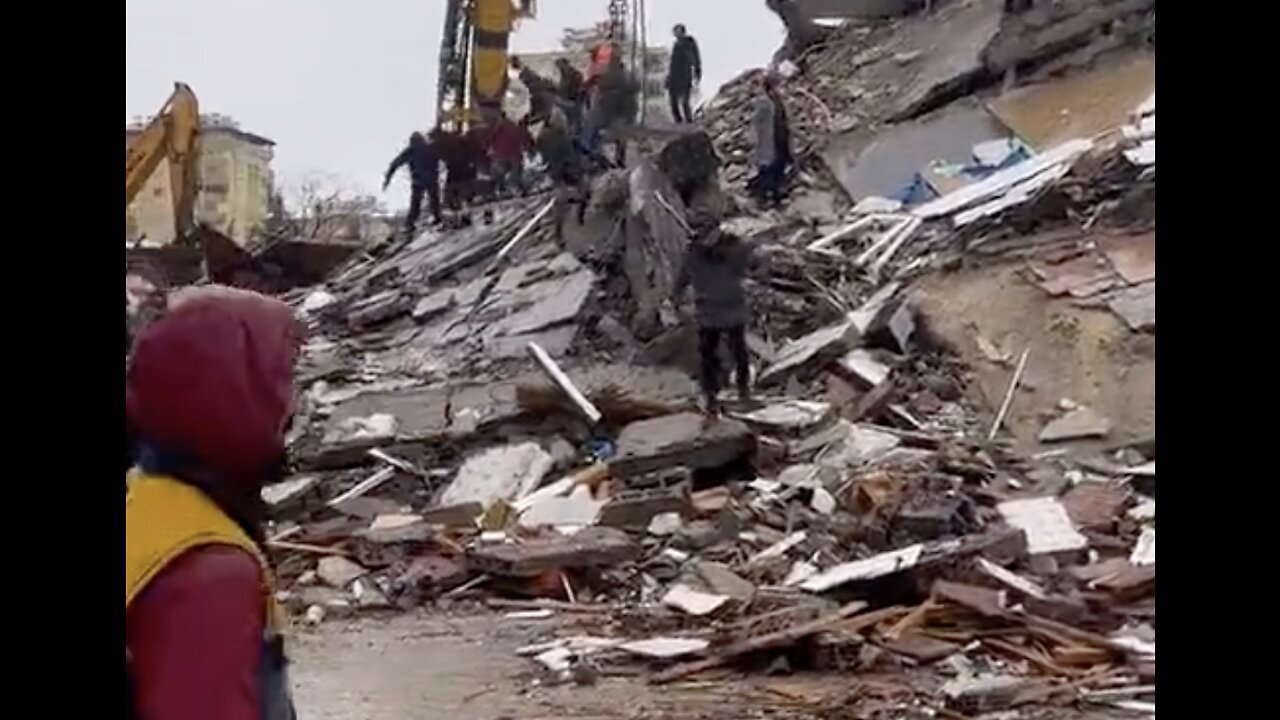 Terrified Turks Scramble Through Streets As Buildings Collapse Around Them