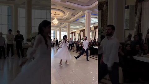 ДЕВУШКА И ПАРЕНЬ ПО КАЙФУ ТАНЦУЕТ НА СВАДЬБЕ