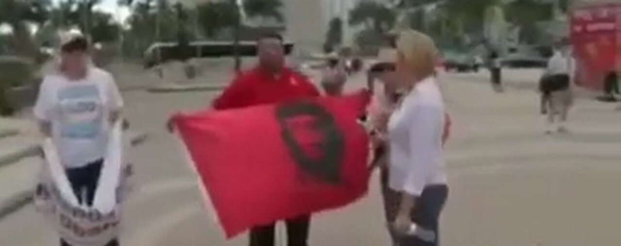 Cubano con bandera comunista en Miami: "Luchamos por EEUU comunista"