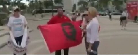 Cubano con bandera comunista en Miami: "Luchamos por EEUU comunista"