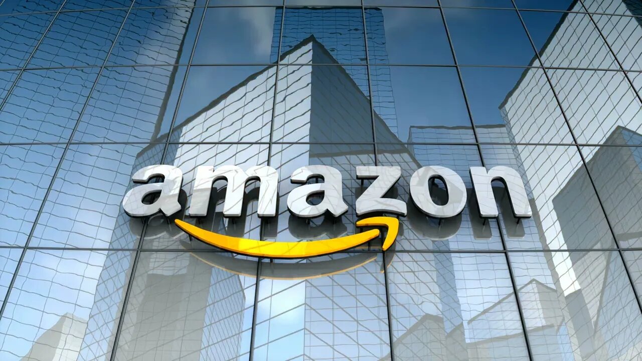 editorial logotipo da amazon em prédio de vidro