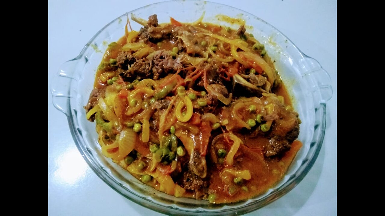 BEEF CHICKEN IN SAUCE WITH PEAS