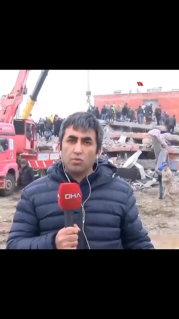 Momento em que um segundo terremoto de magnitude superior a 7 atingiu a Turquia;