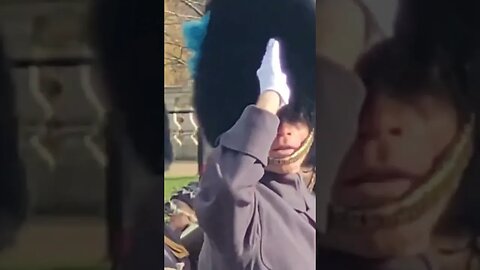 Close up salute to Buckingham Palace #thekingsguard