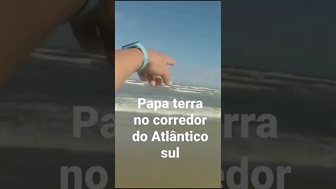 Pesca de peixe papa terra no corredor do mar no litoral norte do RS
