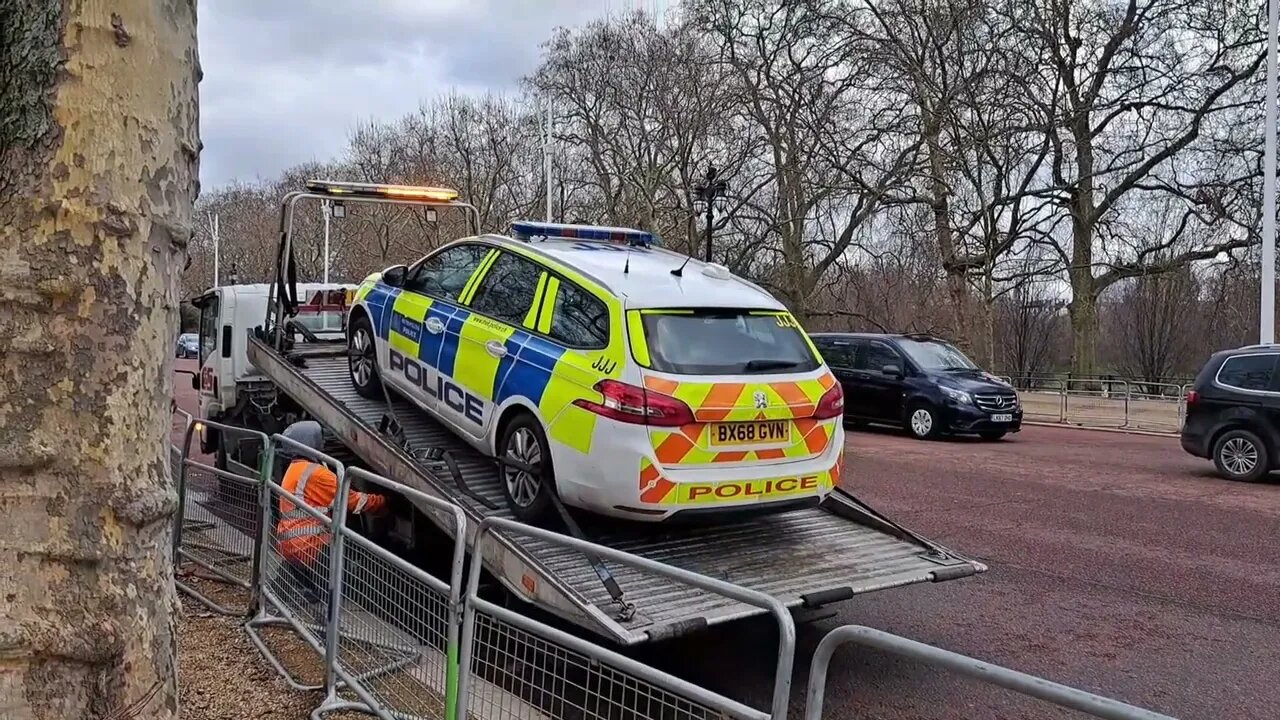 Police car gets towed lol 😆😂🤣 #buckinghampalace