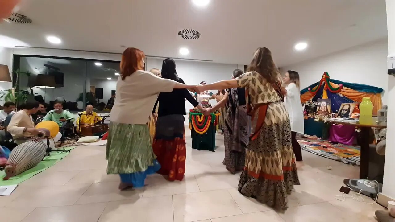 Kartik night, matajis a dançar durante o retiro de Kirtan 2022