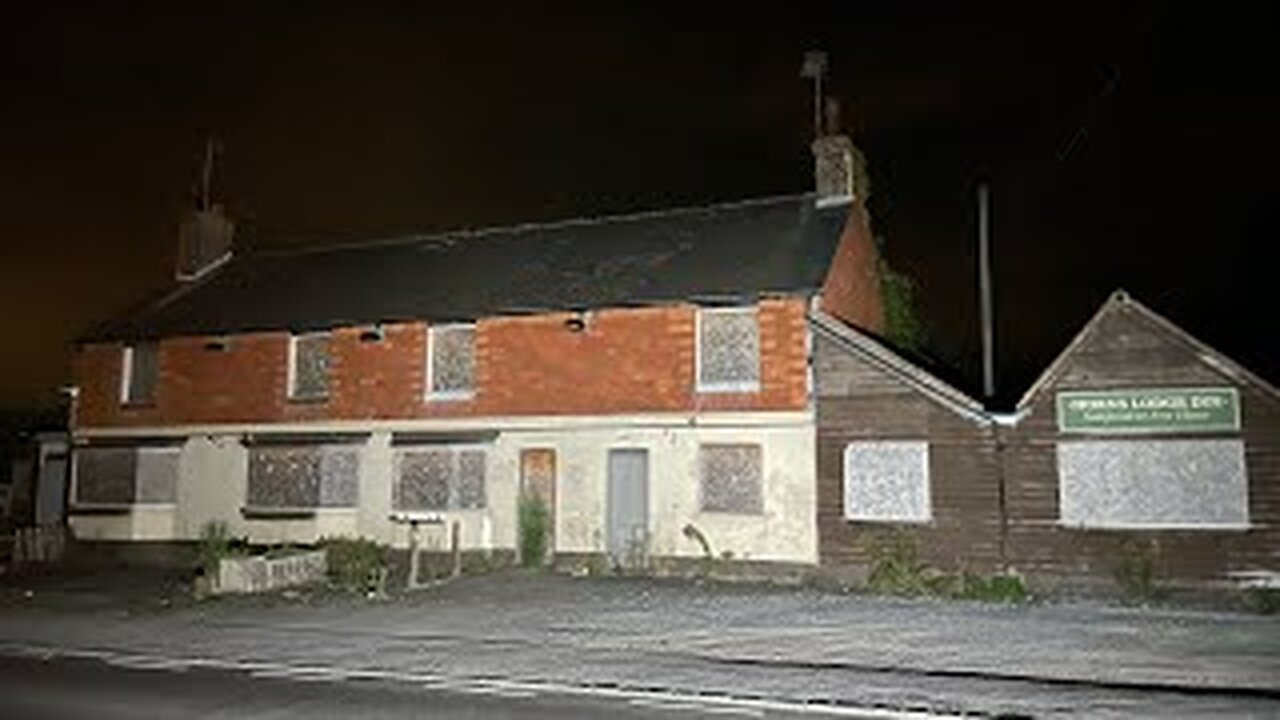 Shocking Encounter at Abandoned Pub - 12am exploration