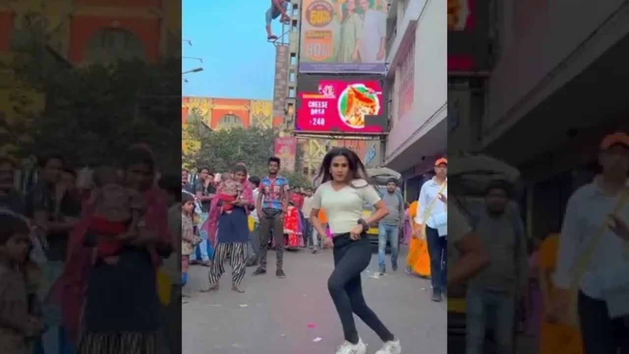 dance 🩰 on roads 😅 #trending