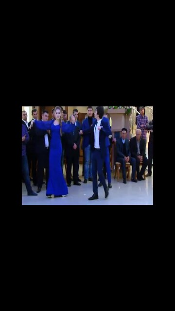 Лезгинка. Девушка в синем танцует.