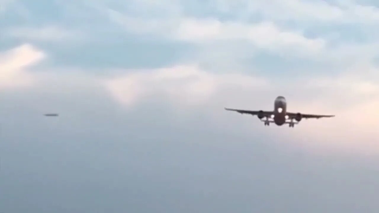 Fast moving UFO chariot 🛸 accidentally recorded by plane spotter at Doncaster Airport, UK.