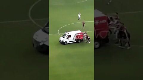 🤕⚽[PARADA EM CAMPO?]⚽🤕 AMBULÂNCIA PRECISA SEM EMPURRADA EM JOGO DE FUTEBOL #futebol #futebolaovivo