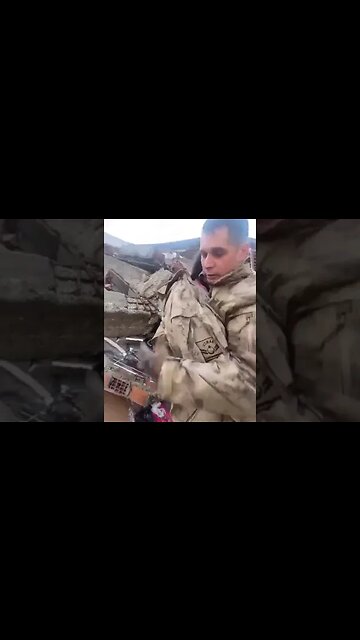 Mais uma criança sendo resgatada ilesa dos escombros de um edifício.